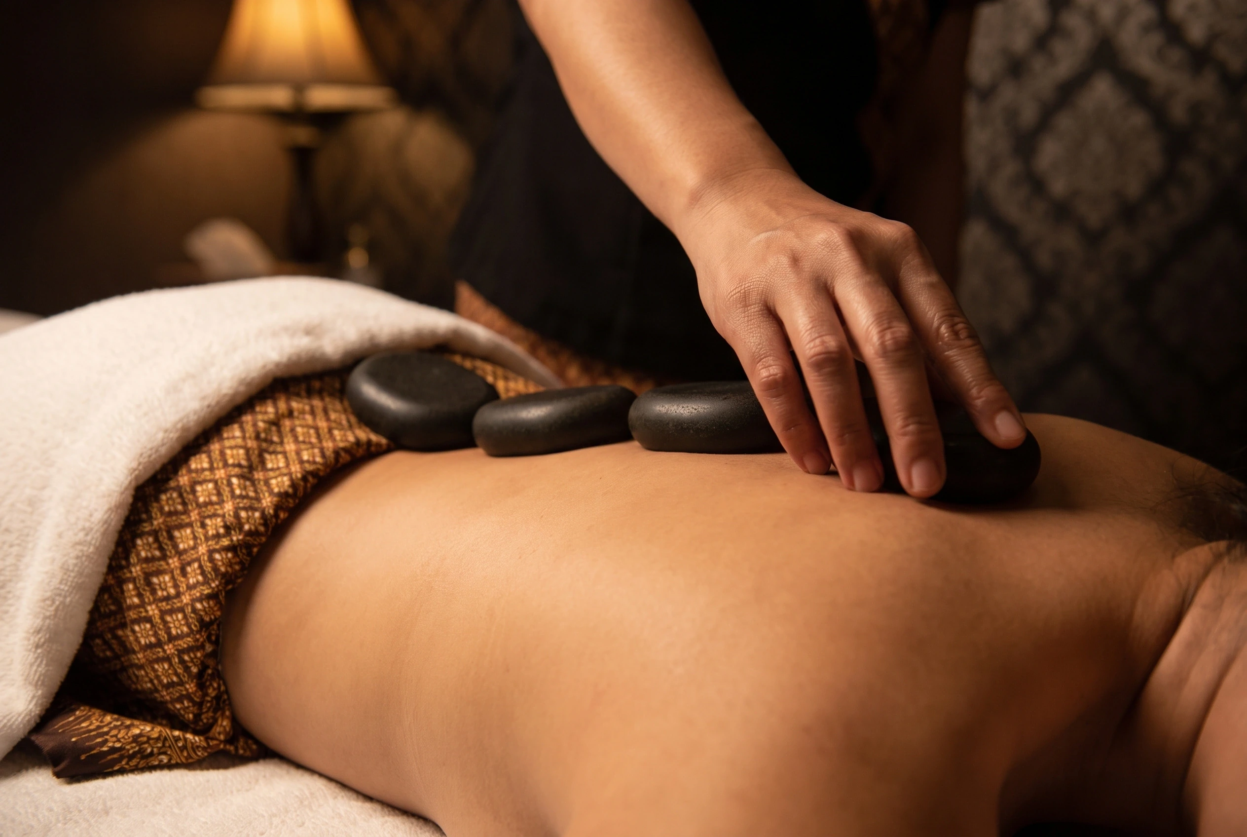 Warme basaltstenen op de rug tijdens een hot stone massage