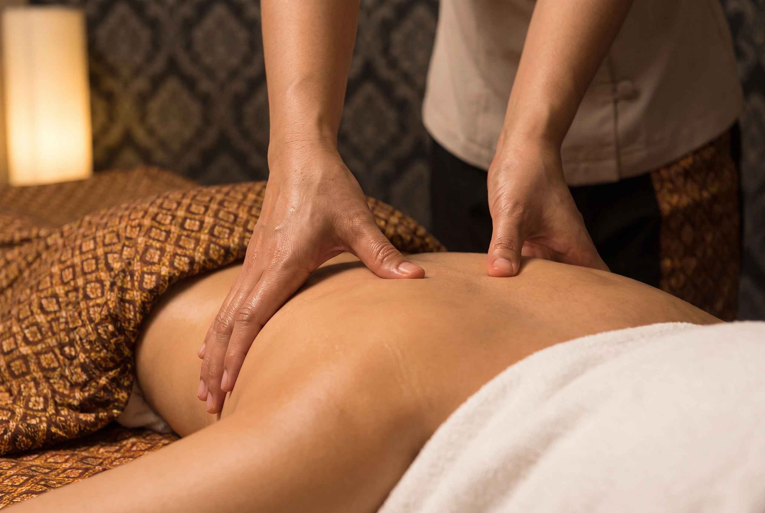 Rustige handpalmdruk op de rug tijdens een massage
